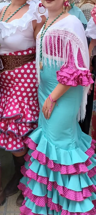 Traje de flamenca o sevillana rosa y turquesa
