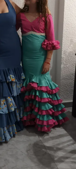 Traje de flamenca o sevillana rosa y turquesa