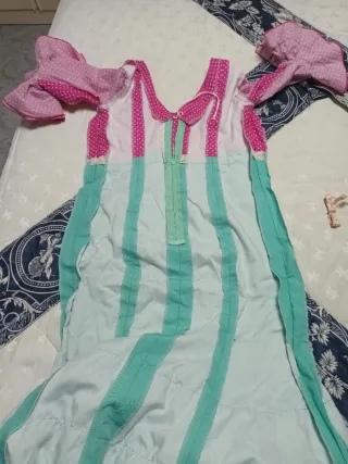 Traje de flamenca o sevillana rosa y turquesa