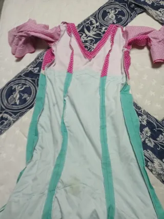 Traje de flamenca o sevillana rosa y turquesa