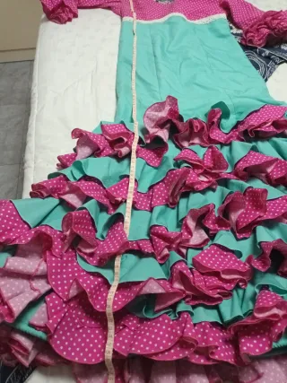 Traje de flamenca o sevillana rosa y turquesa