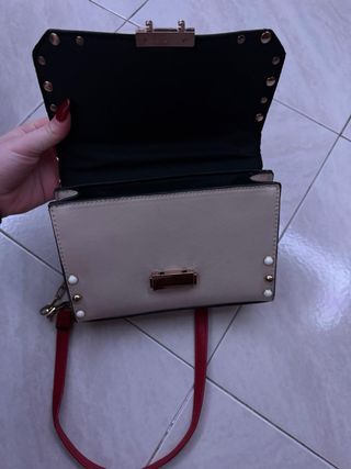 Borsa beige con fiori rossi e catena