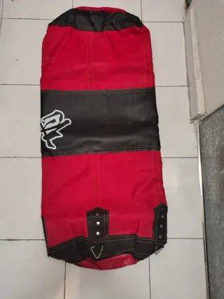 Saco de boxeo rojo y negro