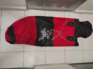 Saco de boxeo rojo y negro