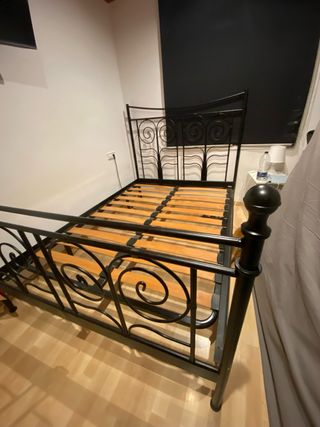 Cama de metal con somier de madera