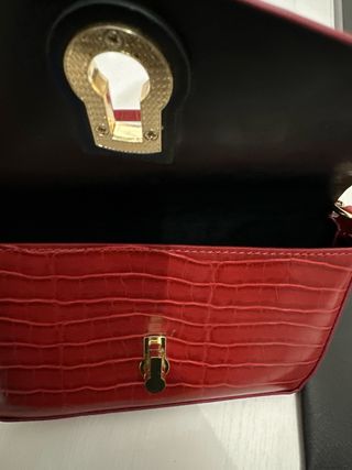 Bolso rojo y cartera negra