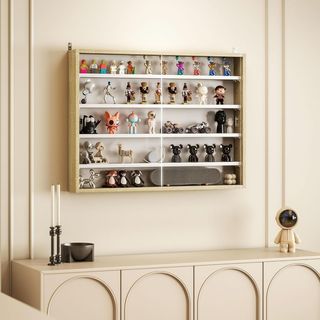Vitrina Expositiva de Pared con 4 Estantes Regulables, Vitrinita para Coleccionismo, Exhibidor de Pared para Objetos de Colección, en Vidrio y Aglomerado, 80X9.5X60 Cm, Blanco y Color Madera