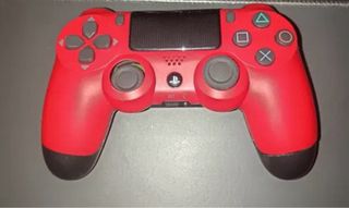 PS4 (PlayStation 4) con 3 mandos y 4 juegos
