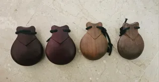 2 pares de castañuelas de madera