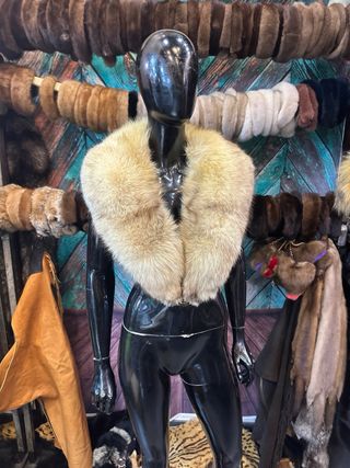 Collo di pelliccia beige e marrone