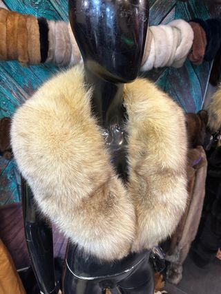 Collo di pelliccia beige e marrone