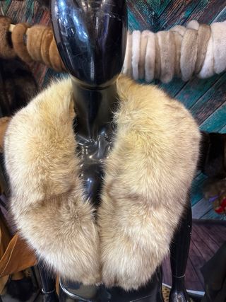 Collo di pelliccia beige e marrone