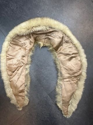 Collo di pelliccia beige e marrone