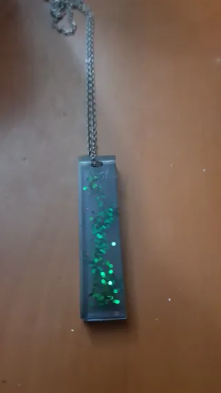 Collana in acciaio con ciondolo resina glitter ver