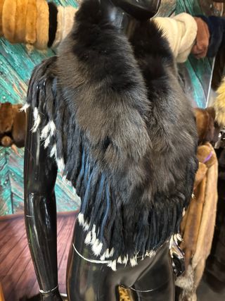 Collo di pelliccia nero e bianco