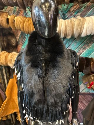 Collo di pelliccia nero e bianco