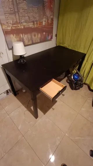 Mesa de escritorio negra y silla