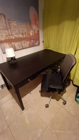 Mesa de escritorio negra y silla