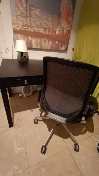 Mesa de escritorio negra y silla