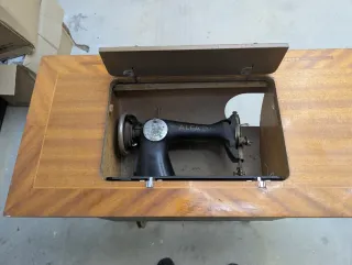 Máquina de coser Alfa antigua