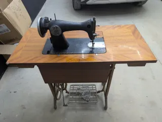 Máquina de coser Alfa antigua