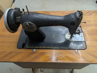 Máquina de coser Alfa antigua