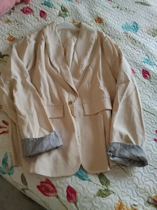 Chaqueta beige mujer