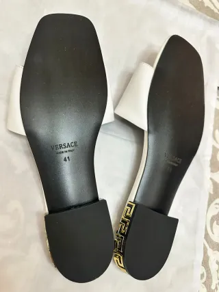 Sandalias blancas con detalle Dorado