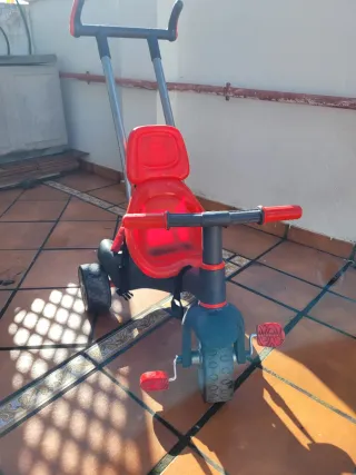 Triciclo infantil rojo y gris