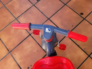 Triciclo infantil rojo y gris