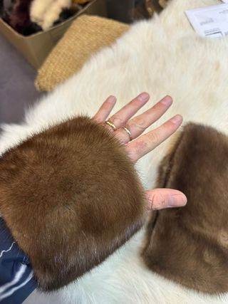 Manicotti di pelliccia marrone