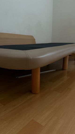 Base tapizada de colore beige con colchón