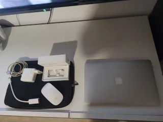 MacBook Air 13" + Magic Mouse, funda, Cable TV