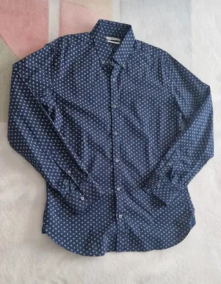 Camisa de hombre azul con estampado