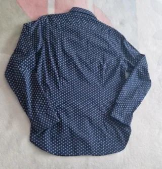 Camisa de hombre azul con estampado