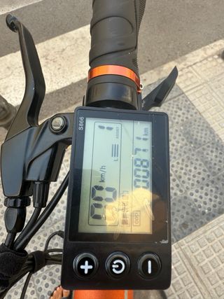 Patinete eléctrico negro y naranja Corriendo 45km