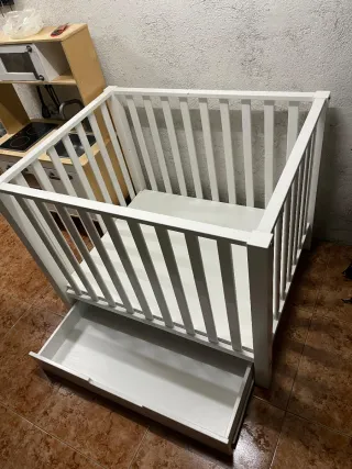 Parque infantil blanco con cajón