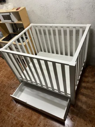 Parque infantil blanco con cajón