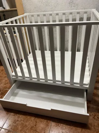 Parque infantil blanco con cajón