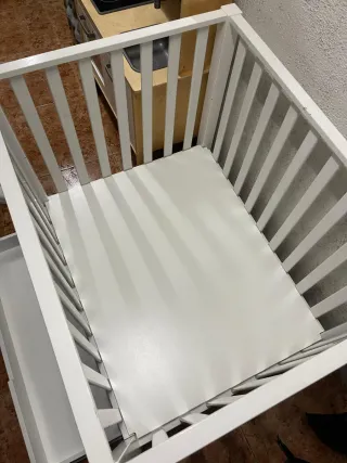 Parque infantil blanco con cajón