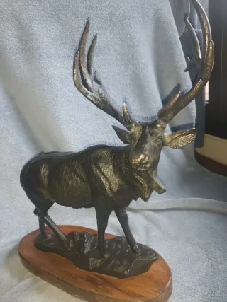 Figura grande ciervo de bronce o hierro fundido