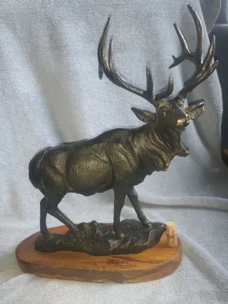 Figura grande ciervo de bronce o hierro fundido