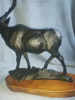 Figura grande ciervo de bronce o hierro fundido