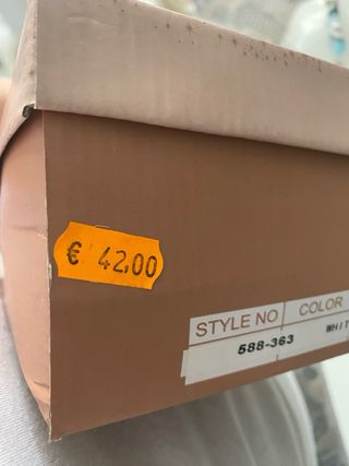 Zapato de salón blanco .