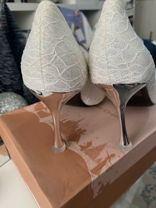 Zapato de salón blanco .