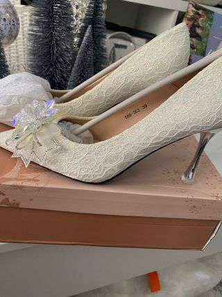 Zapato de salón blanco .