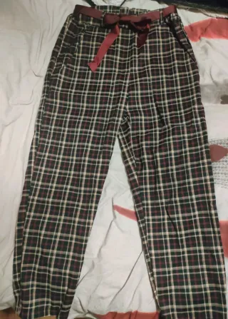 Pantaloni a quadri rossi e neri