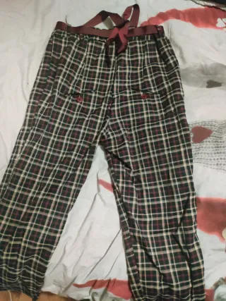 Pantaloni a quadri rossi e neri