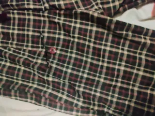 Pantaloni a quadri rossi e neri