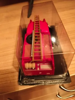 Camión de bomberos rojo